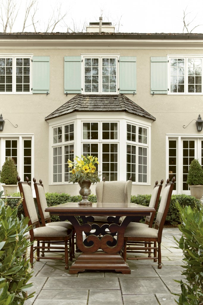 FFDM Harbor Spring Collection features this dining set that's perfect for the patio.