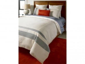 Thomasville Bedroom Slumber Ensemble Set (Super Queen) TV-BD1-40 shows an exciting fusion of bold and neutral colors. 